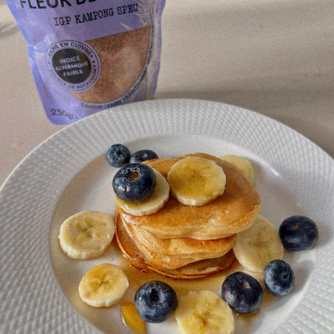 femme qui pratique du yoga près de la mer