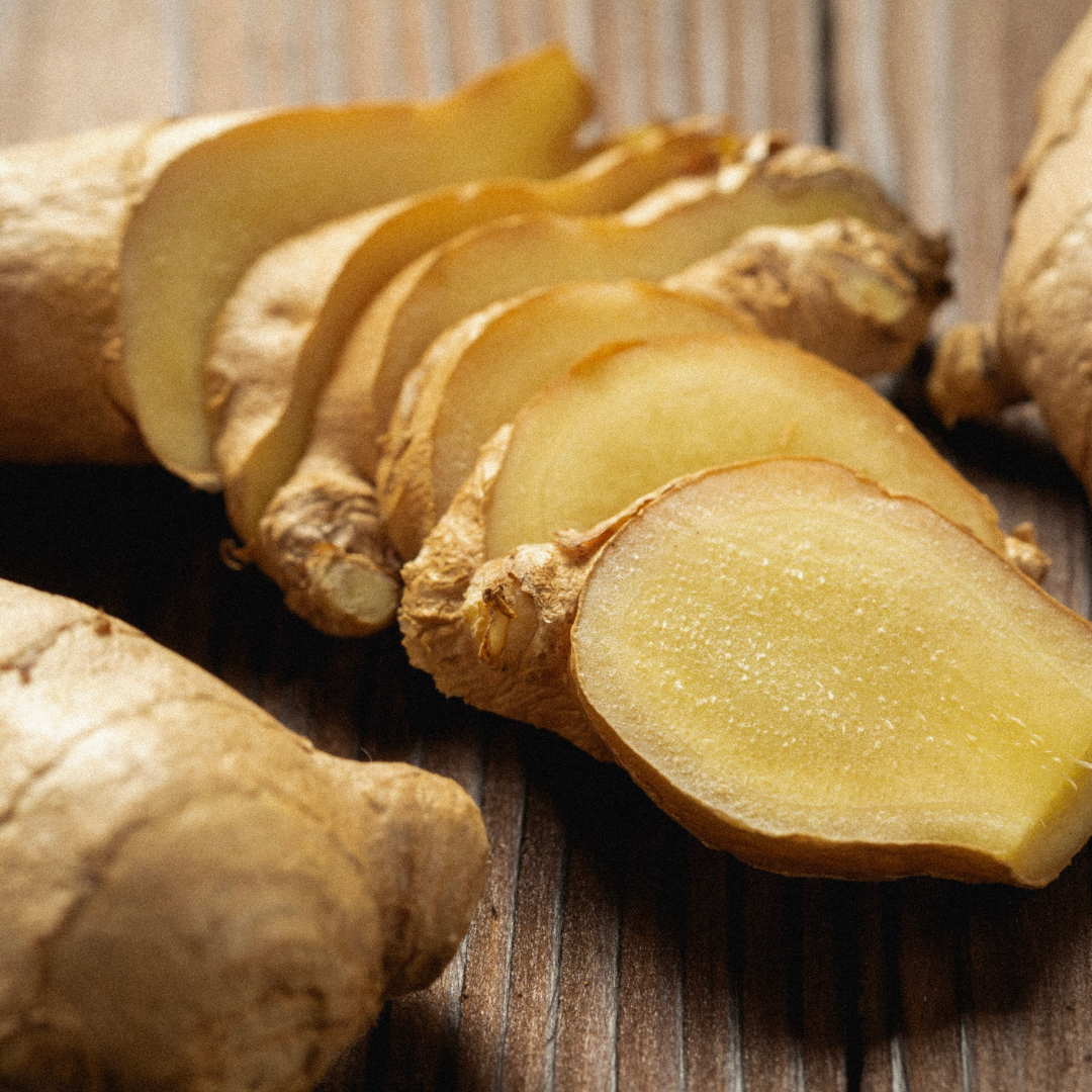 chute de grains de riz sur fond noir