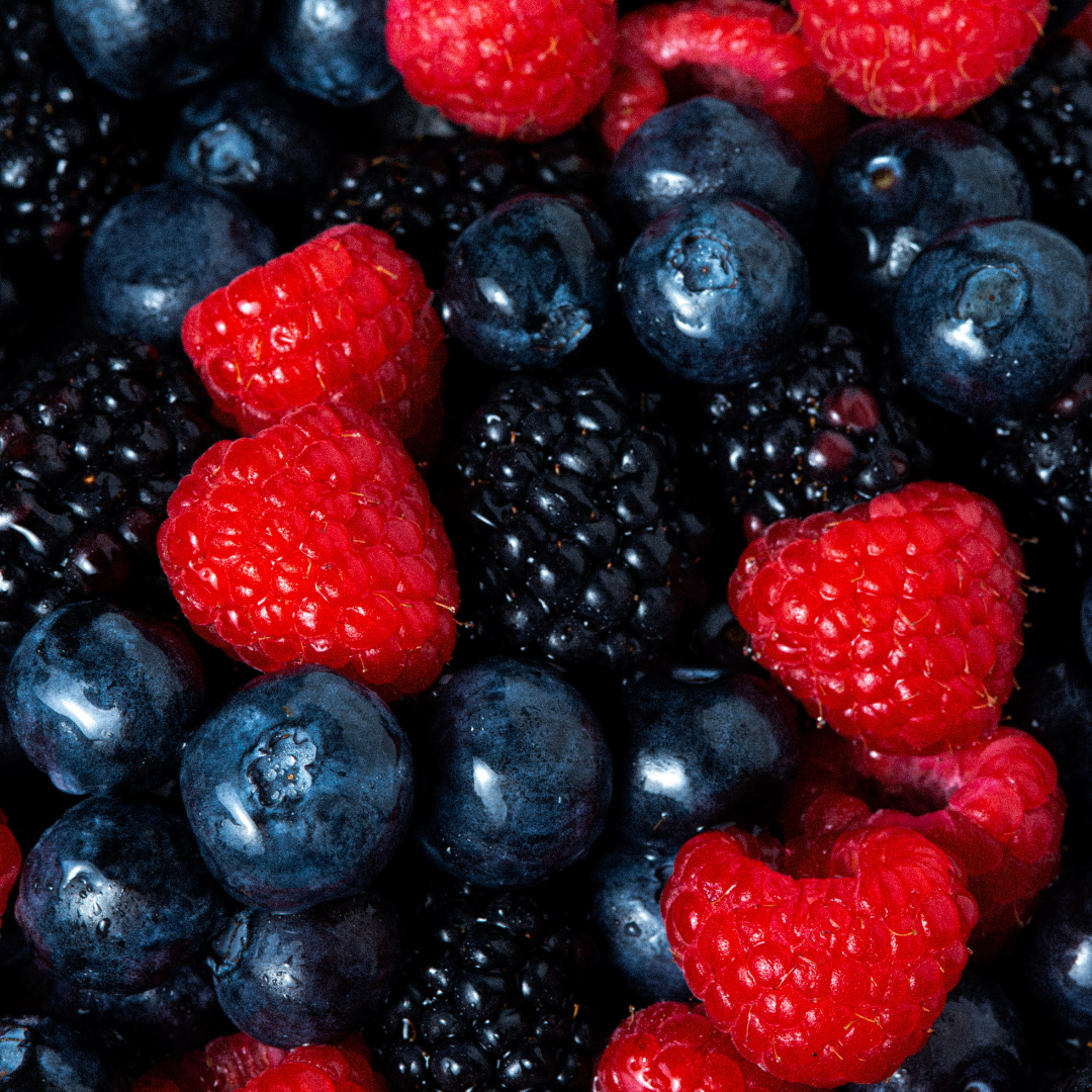 femme qui pratique du yoga près de la mer