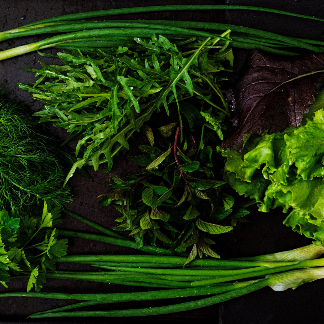 chute de grains de riz sur fond noir