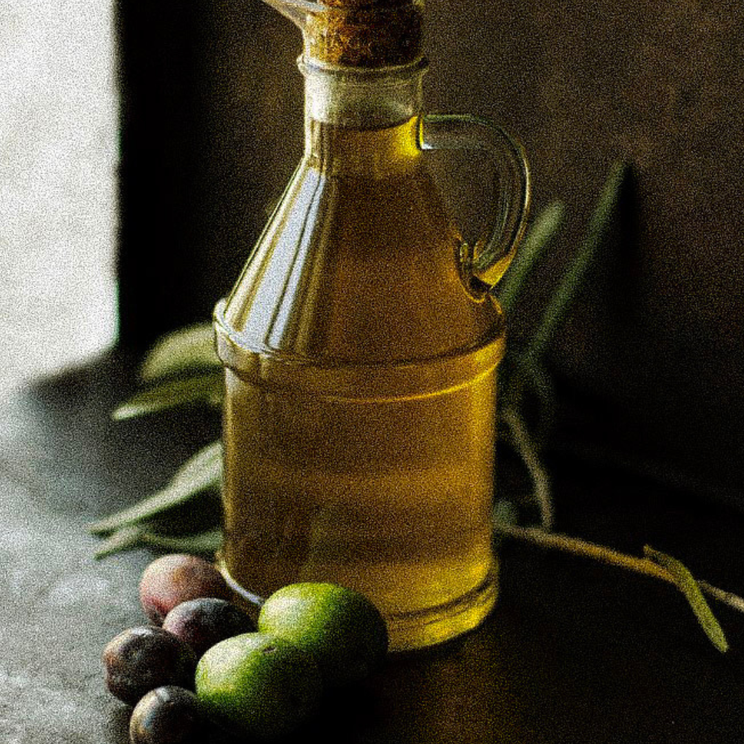 femme qui pratique du yoga près de la mer