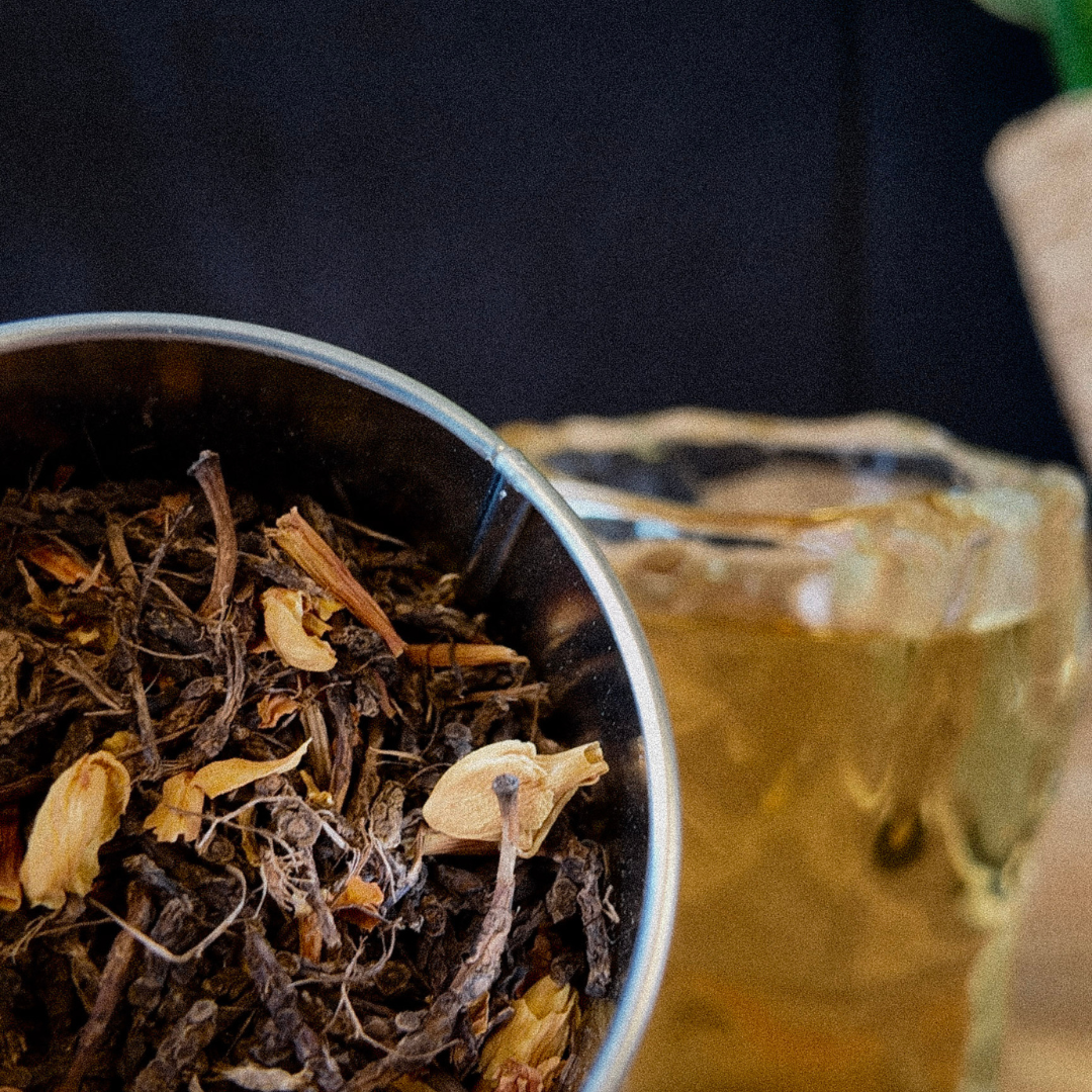 chute de grains de riz sur fond noir