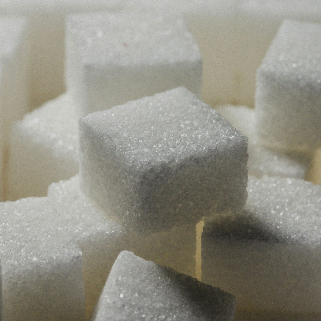 chaîne de montagnes de l'Himalaya sous un couché de soleil