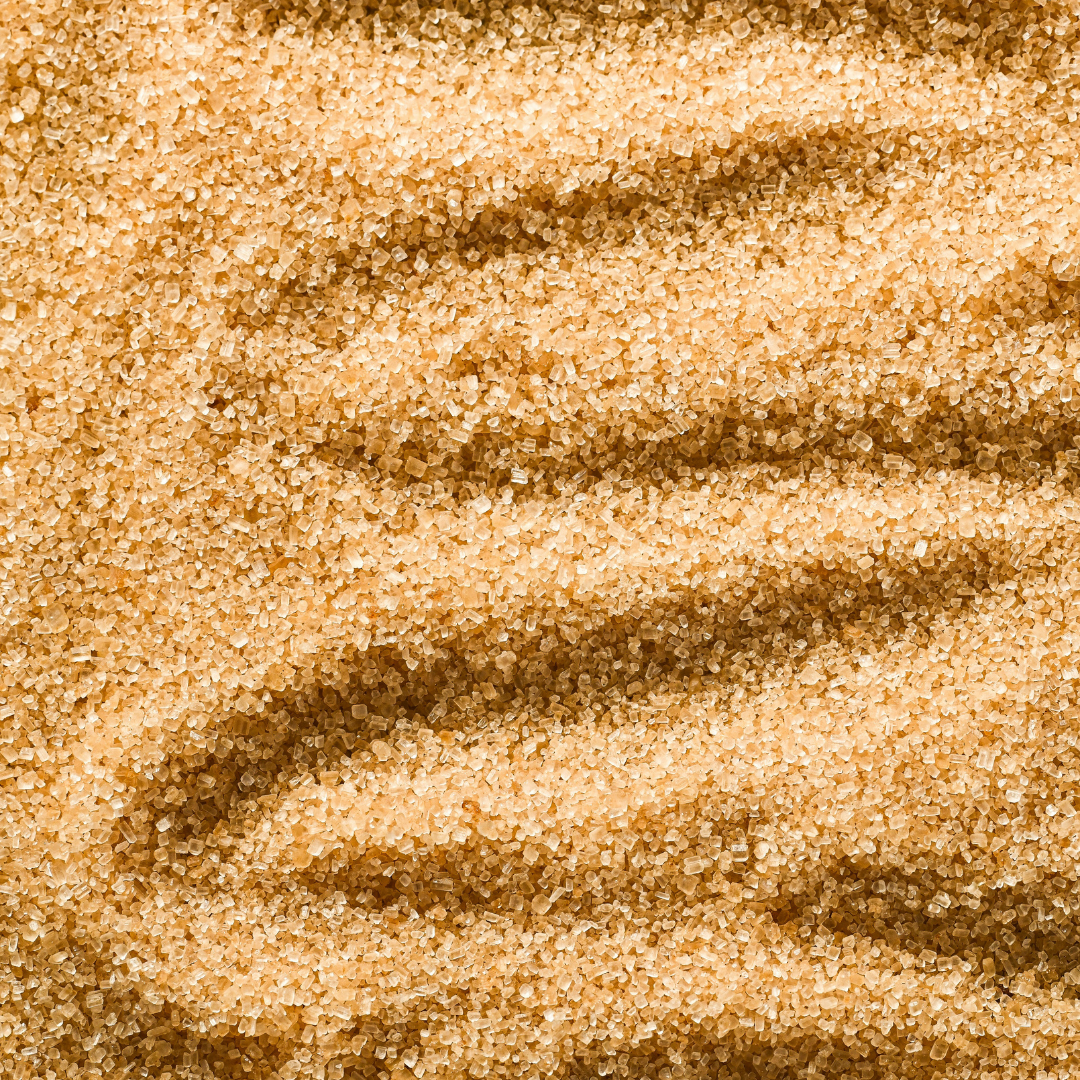 chute de grains de riz sur fond noir