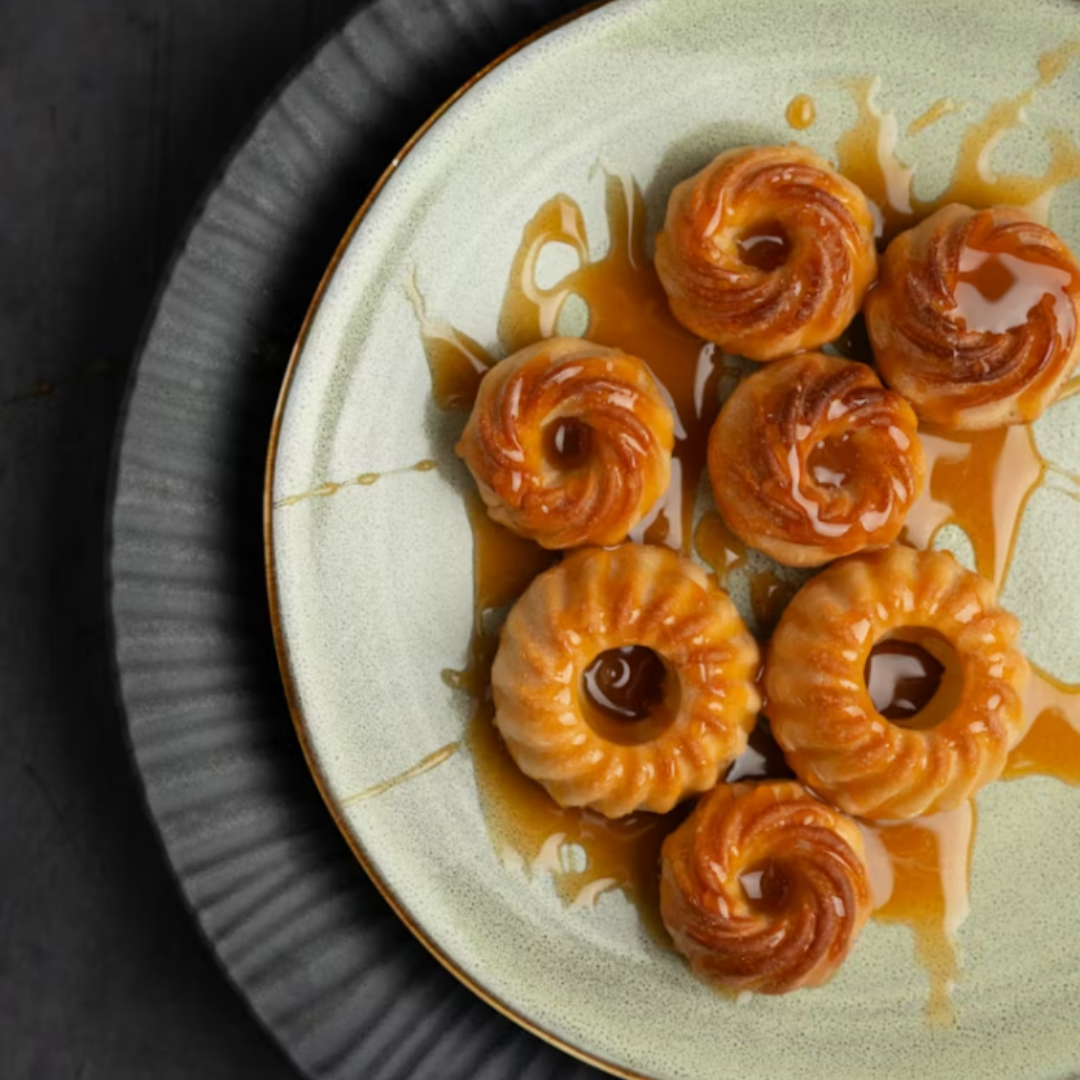 femme qui pratique du yoga près de la mer