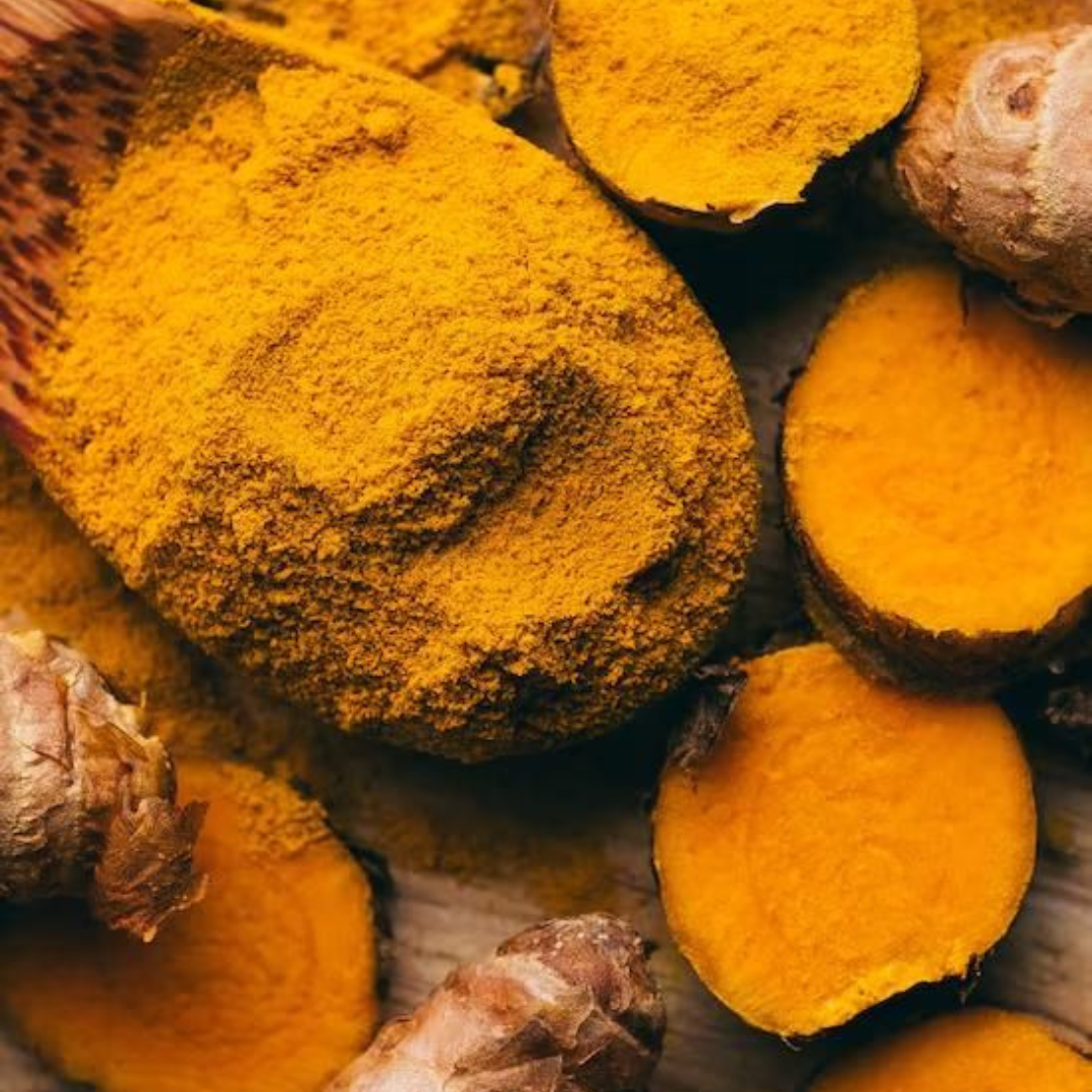 chaîne de montagnes de l'Himalaya sous un couché de soleil