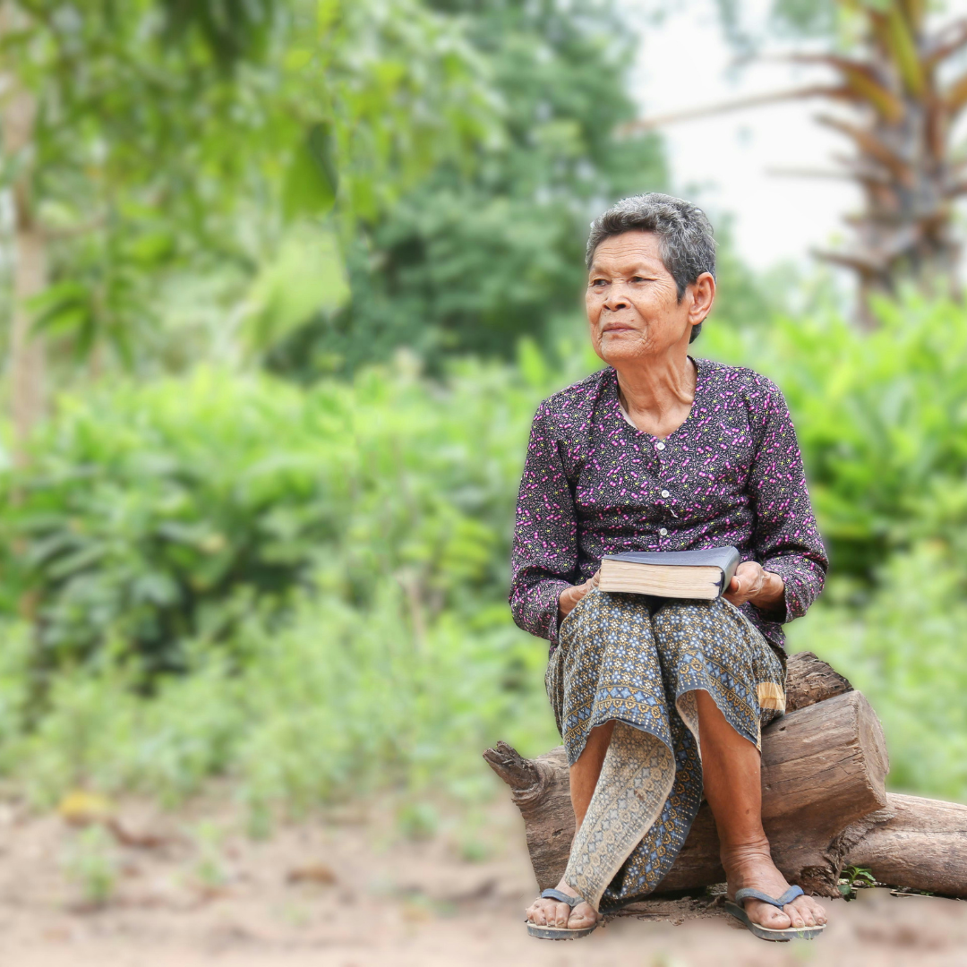 femme qui pratique du yoga près de la mer