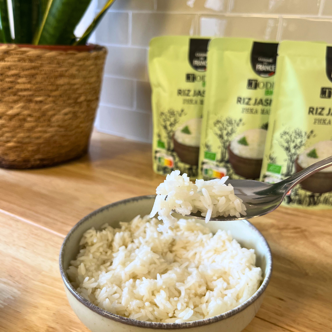 chaîne de montagnes de l'Himalaya sous un couché de soleil