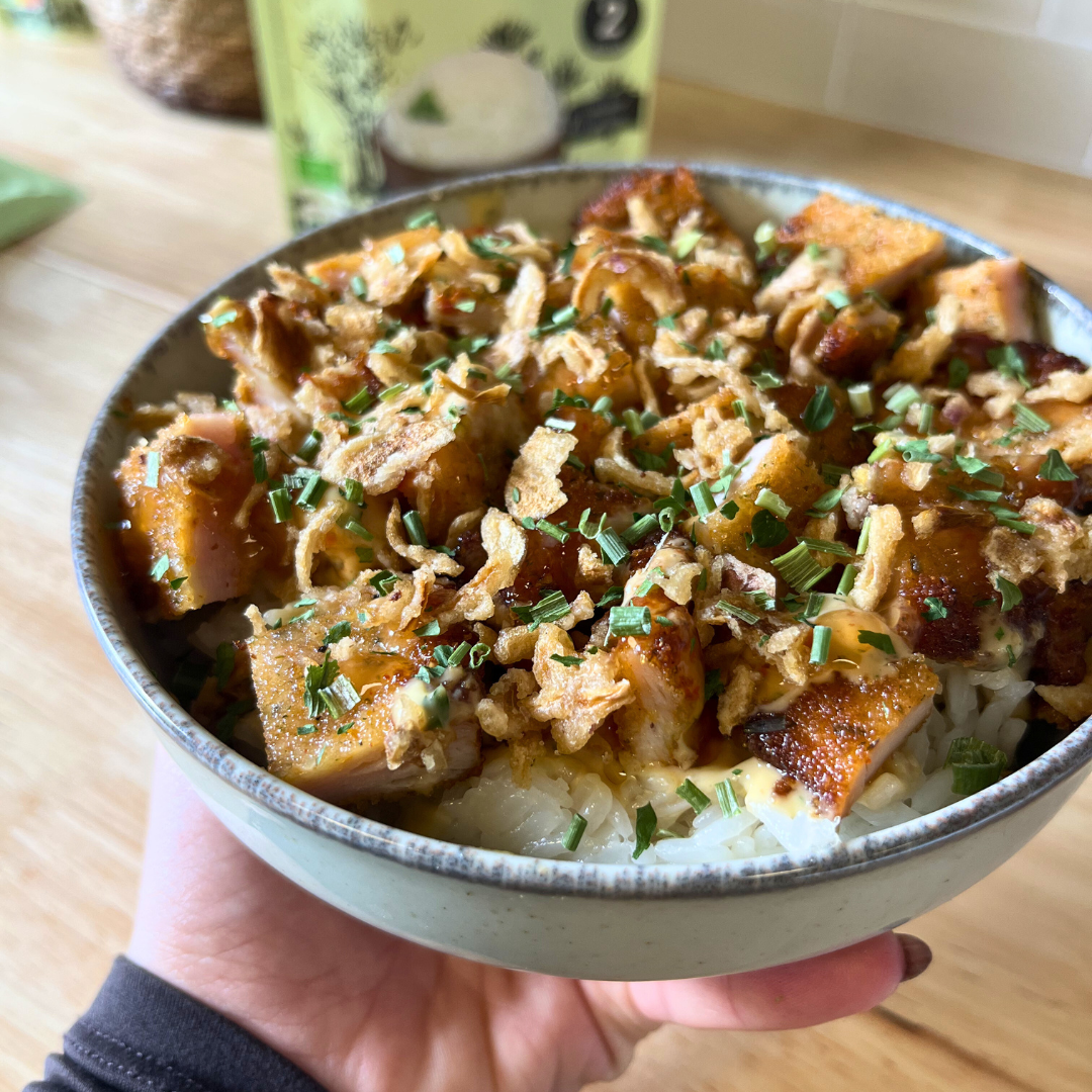 chute de grains de riz sur fond noir