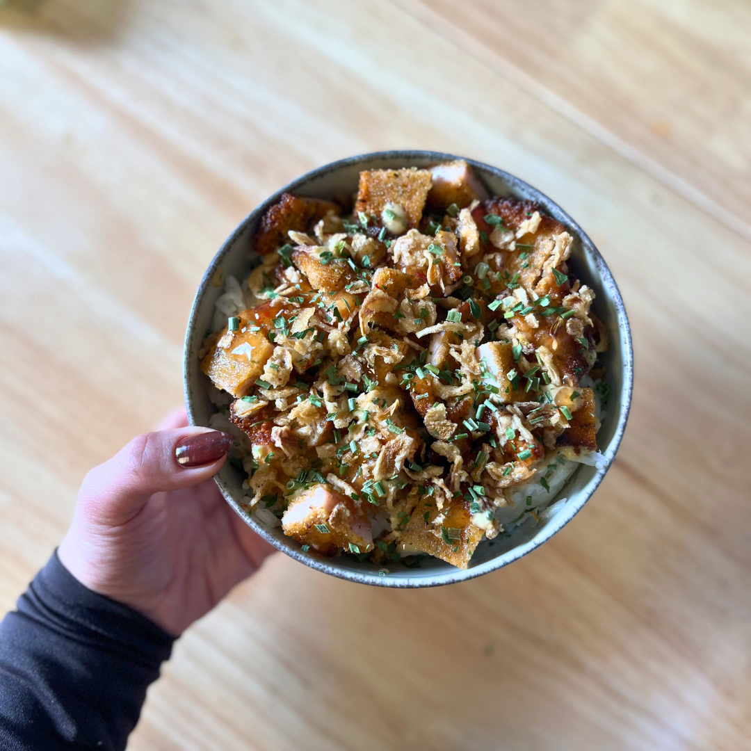 femme qui pratique du yoga près de la mer