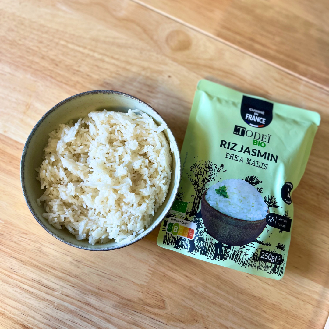 femme qui pratique du yoga près de la mer