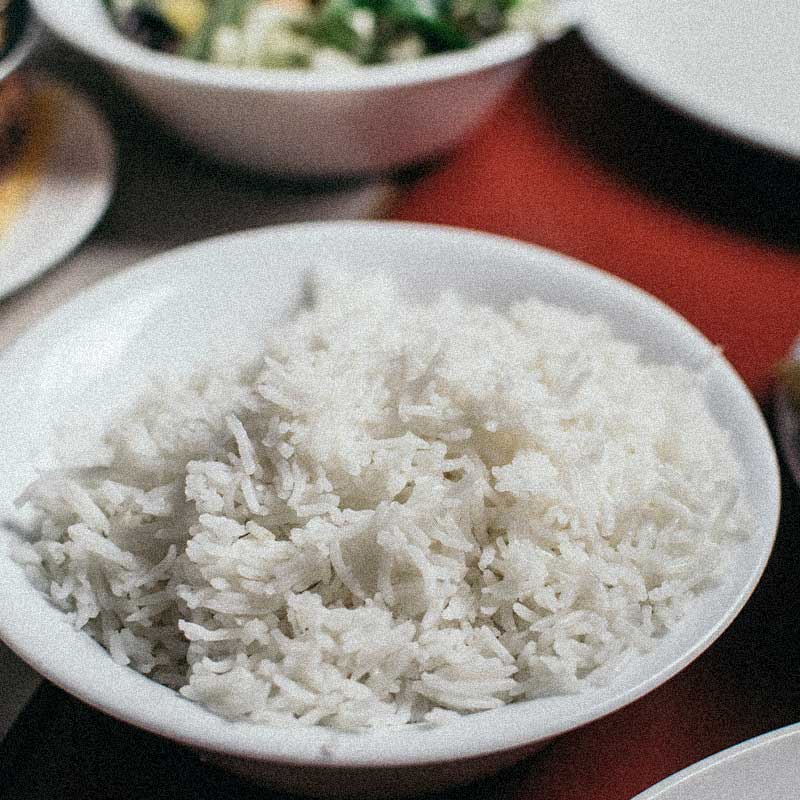 plat de riz basmati cuit dans un bol