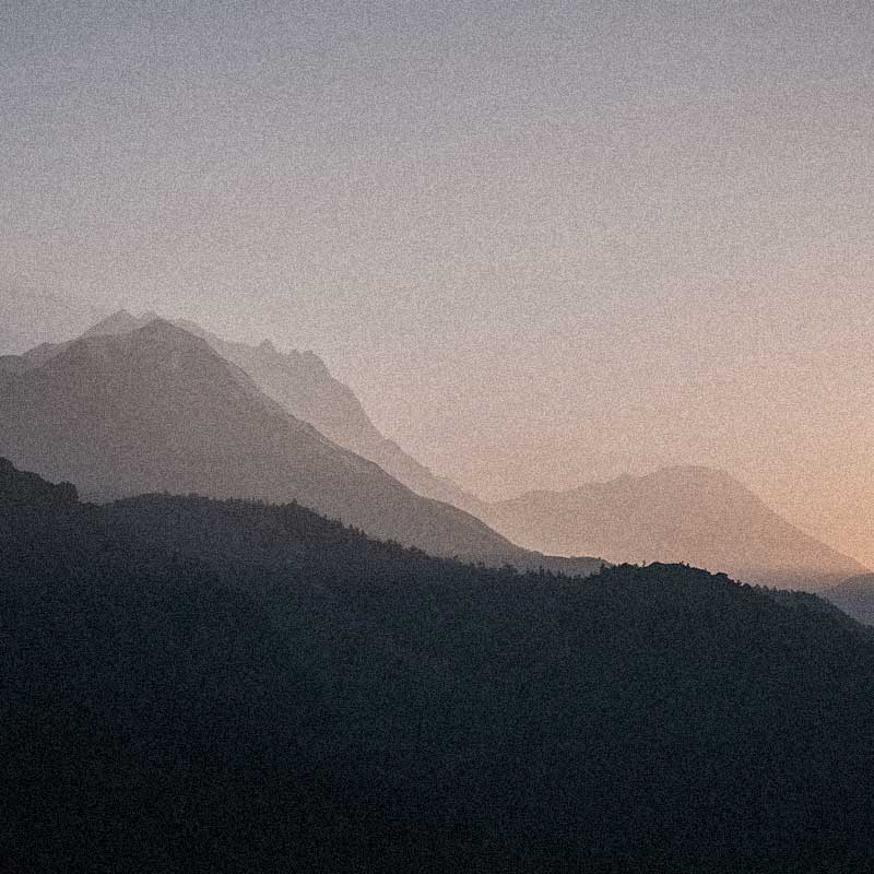 chaîne de montagnes de l'Himalaya sous un couché de soleil