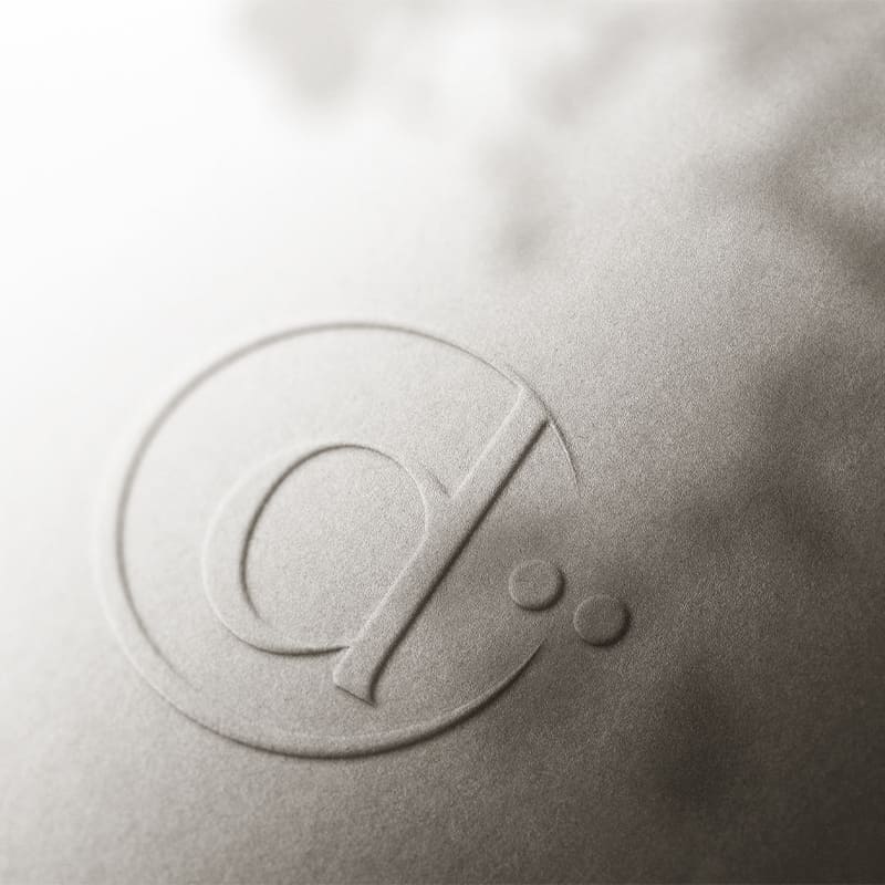 deily logo miniature sur papier