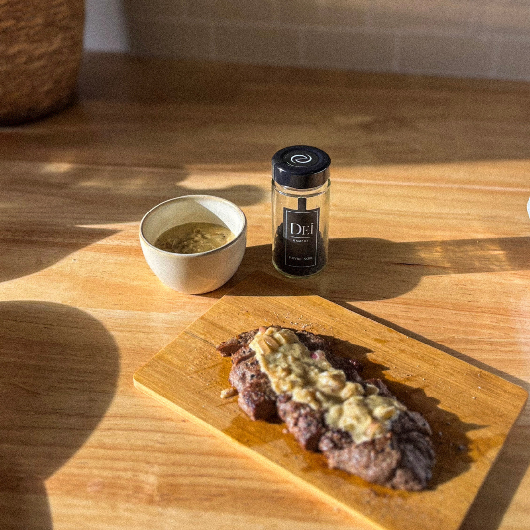 femme qui pratique du yoga près de la mer