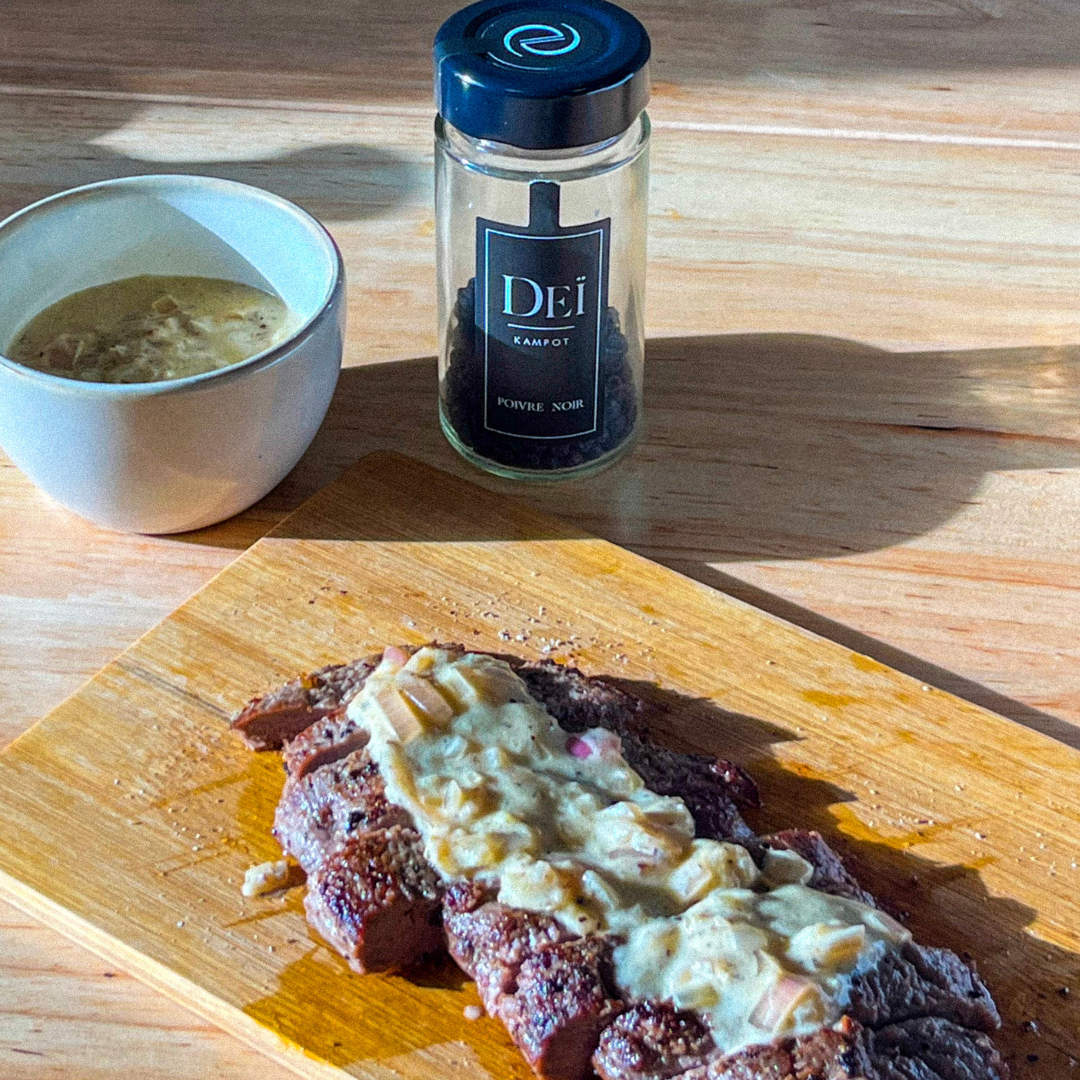 chute de grains de riz sur fond noir