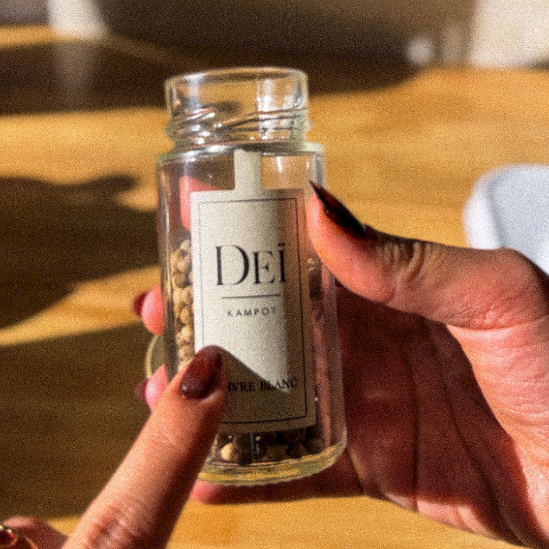 femme qui pratique du yoga près de la mer