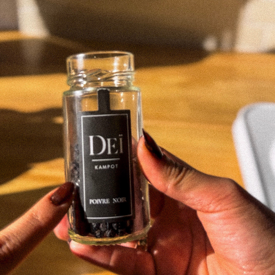 chaîne de montagnes de l'Himalaya sous un couché de soleil