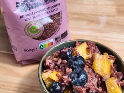Riz Rouge au Lait de Coco, Mangue et Myrtilles — Recette Facile et Fraîche